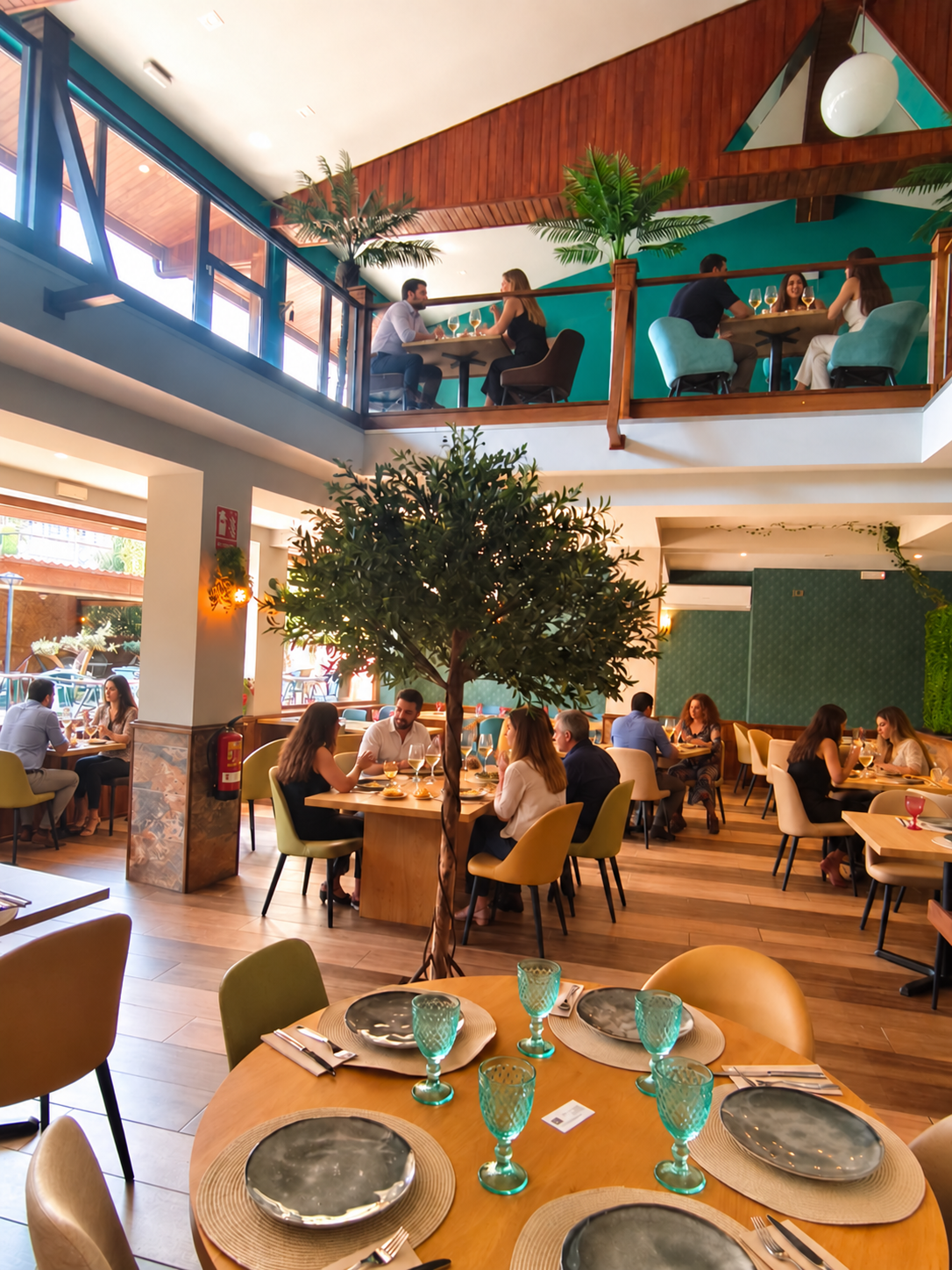 Restaurante La Terraza del Zoco con comensales en las mesas de ambas plantas